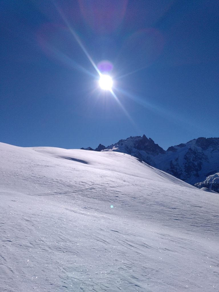 Ski de randonnée face à La Meije et au soleil